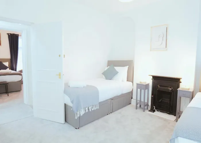 Town Centre House With Parking, Wi-Fi