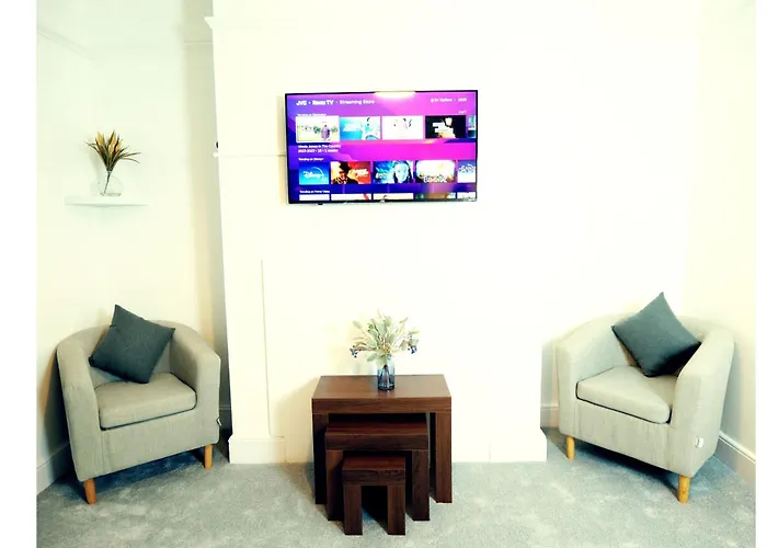 Town Centre House With Parking, Wi-Fi