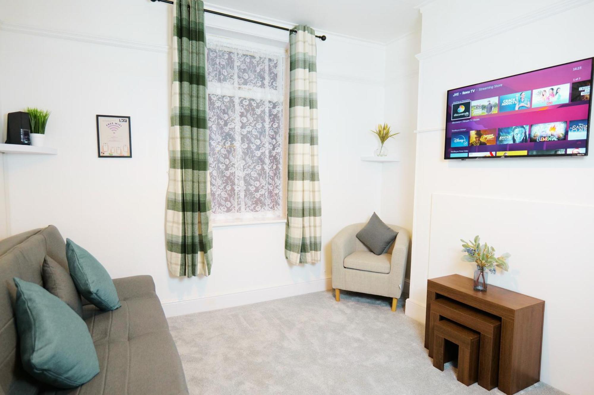 Town Centre House With Parking, Wi-fi