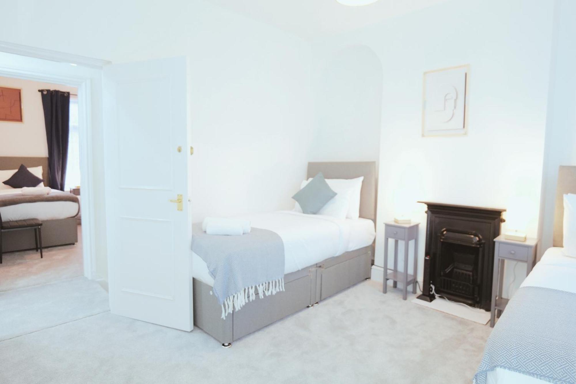 Town Centre House With Parking, Wi-fi Holiday home