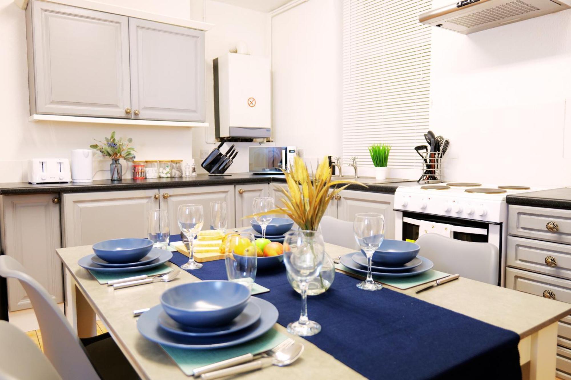Town Centre House With Parking, Wi-fi Stafford