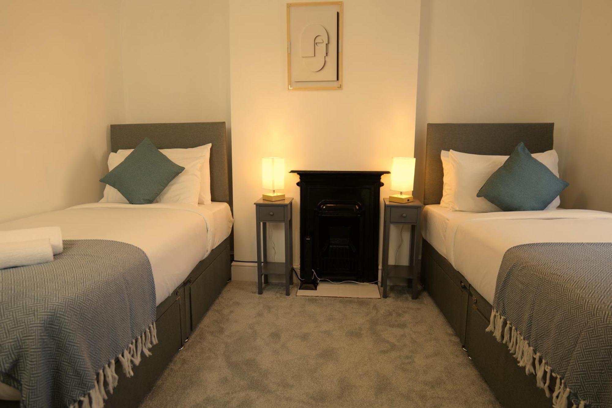 Town Centre House With Parking, Wi-fi Holiday home *