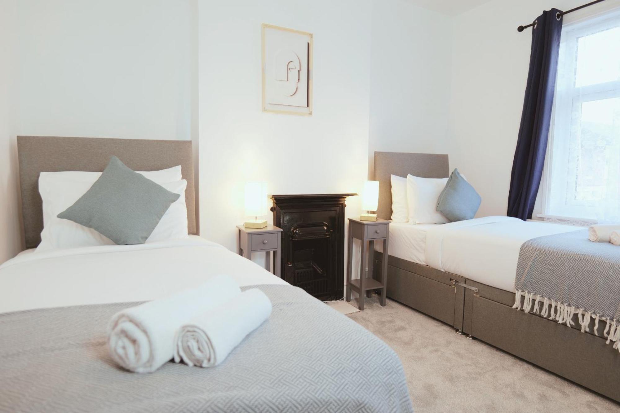 Town Centre House With Parking, Wi-fi Holiday home Stafford
