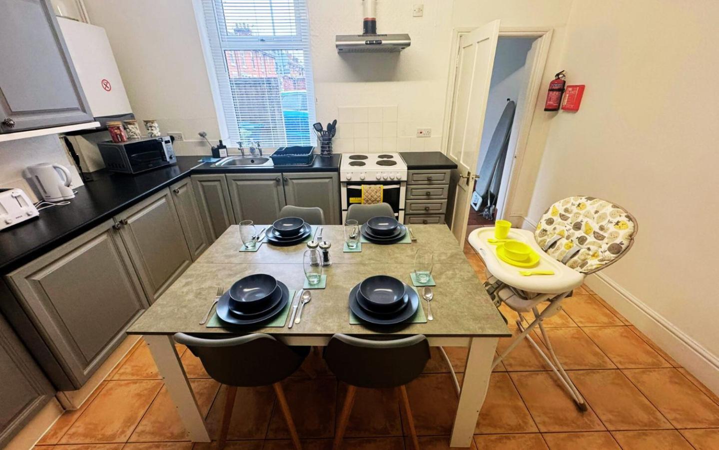 Town Centre House With Parking, Wi-fi Stafford
